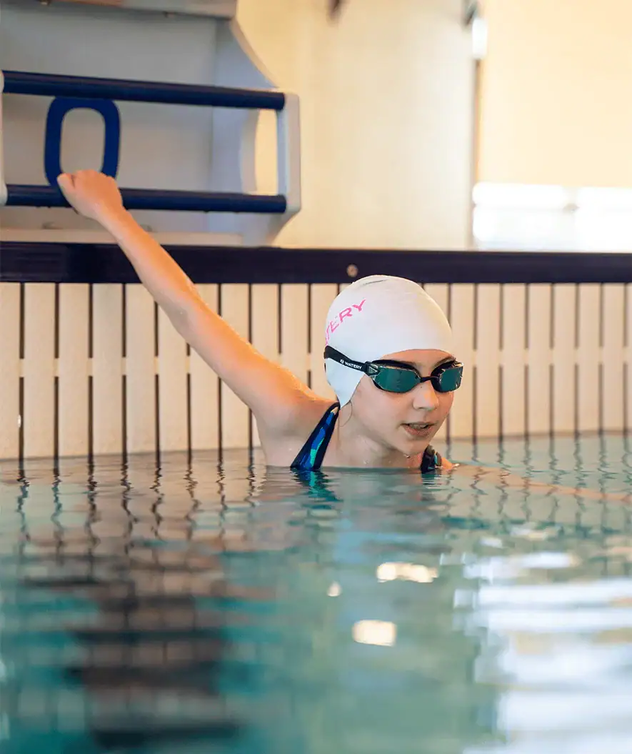 Pige i sv&oslash;mmehal med Watery Power Lane g&oslash;r sig klar til at sv&oslash;mme