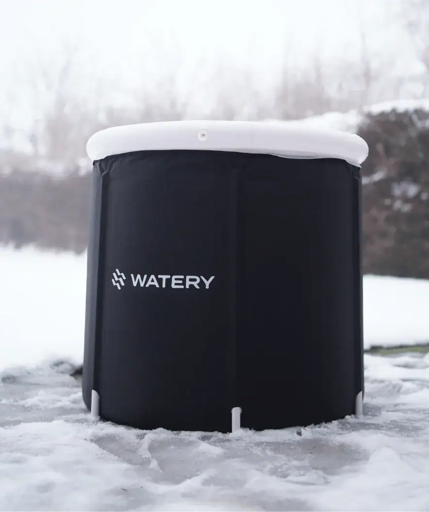 Aufblasbare Eisbadewanne, die auf Eis in einem Garten steht